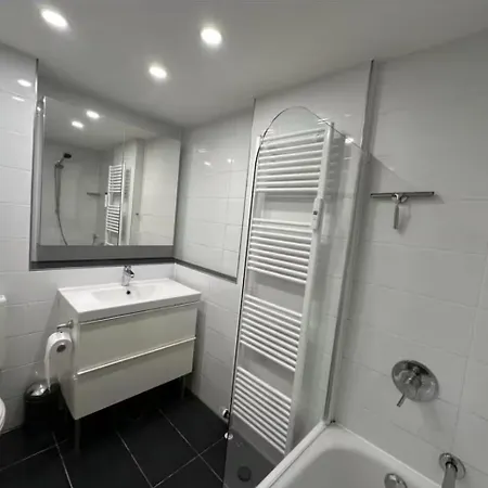 Quiet Retreat With Balcony In The Centre Of Apartamento