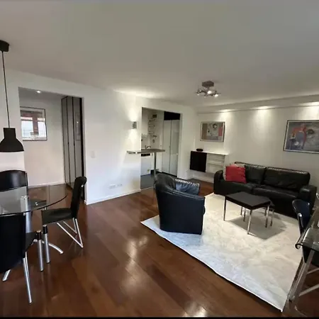 Quiet Retreat With Balcony In The Centre Of Apartment *