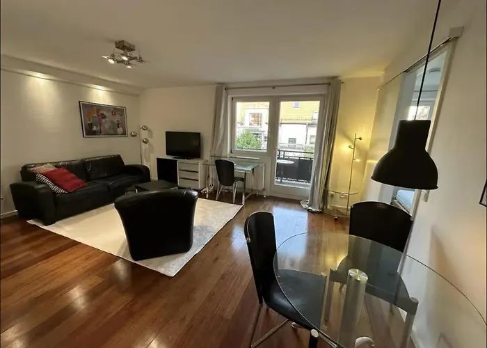 Quiet Retreat With Balcony In The Centre Of Daire Münih
